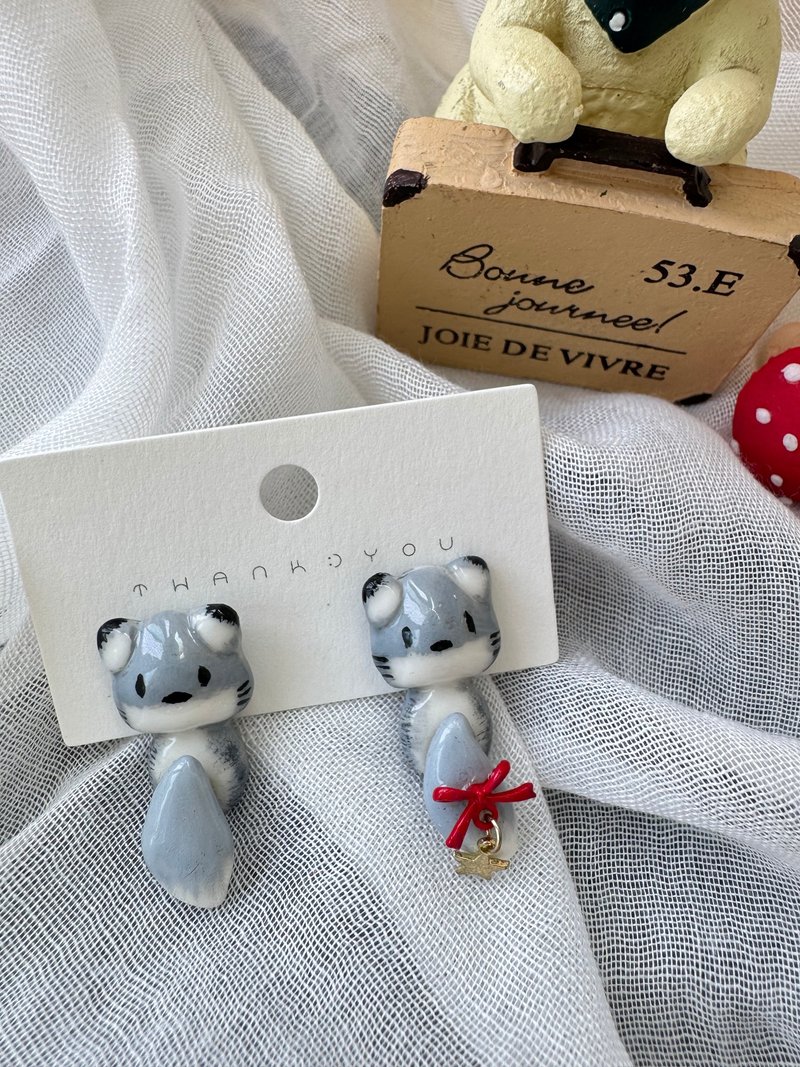 【手作商品】森林系-手作狐狸耳环  摇动尾巴款・疗愈萌感 - 耳环/耳夹 - 粘土 灰色