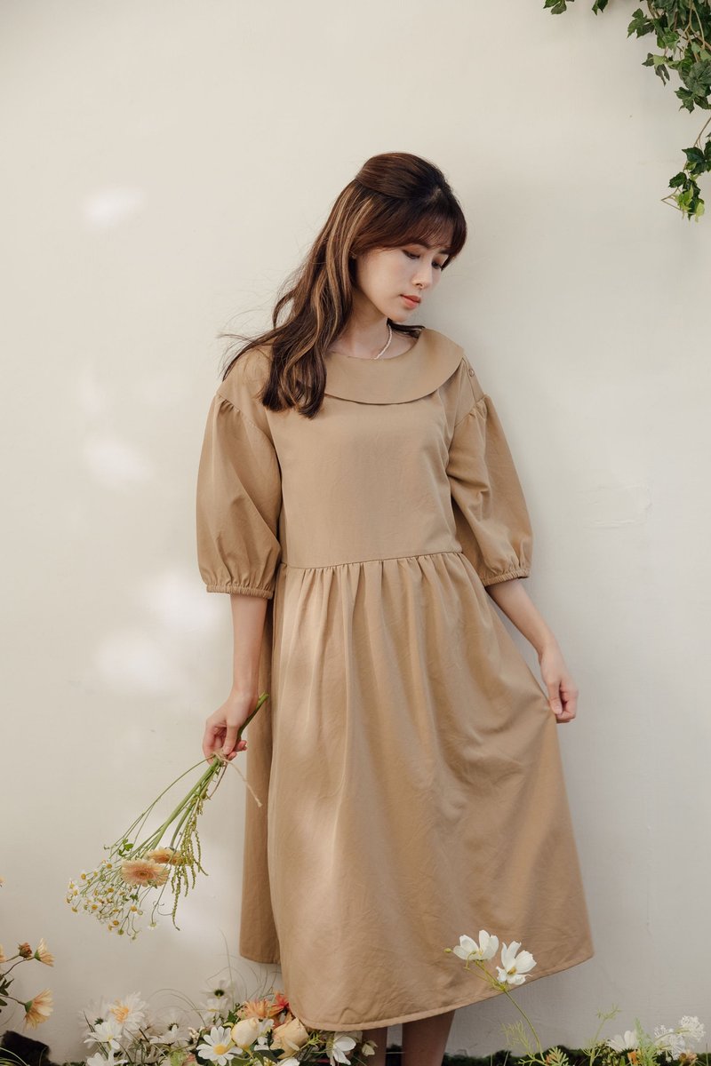 梦的地址圆翻领轻感七分袖洋装-踏丘(深卡其) / 轻婚纱 - 洋装/连衣裙 - 其他人造纤维 卡其色