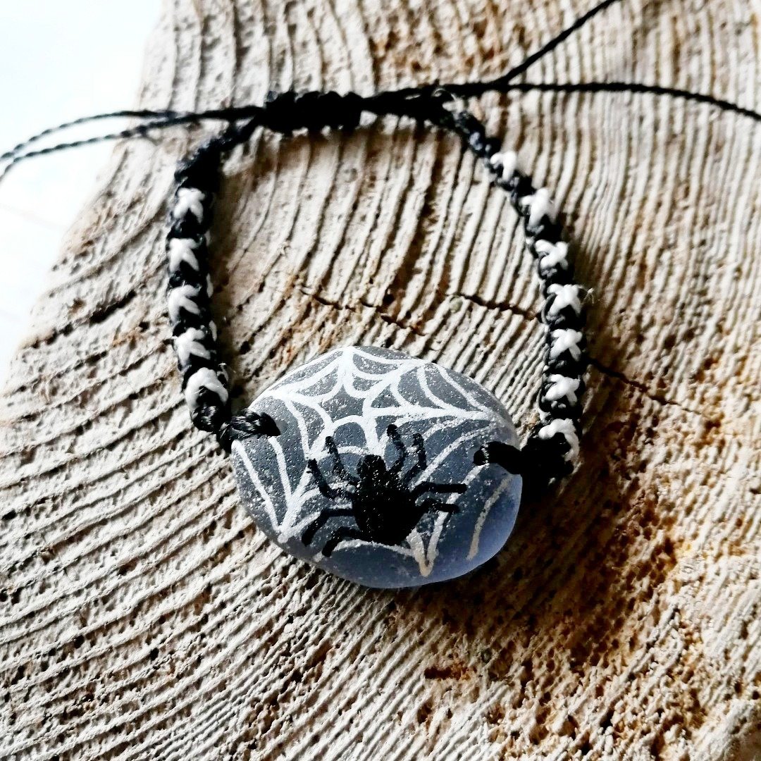 Spider halloween bracelet.Sea glass bracelet 萬聖節 禮物Handmade jewelry原創大海的禮物 - 手链/手环 - 琉璃 灰色