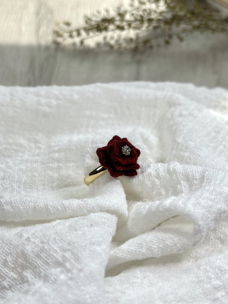 手工立体刺绣戒指 - 酒红玫瑰 - 戒指 - 绣线 多色