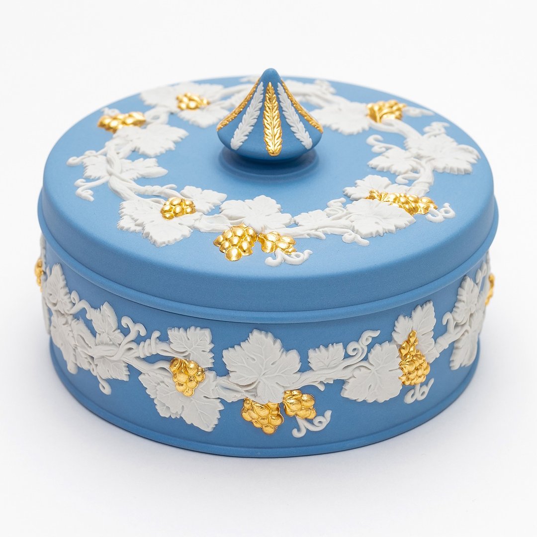 英国制 Wedgwood 葡萄藤镶金1972浮雕陶瓷首饰盒珠宝收纳盒 - 收纳用品 - 瓷 
