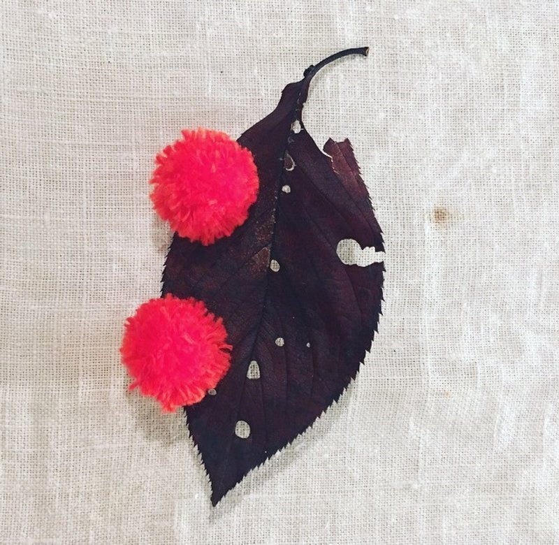 Fluffy earrings "ears" - 耳环/耳夹 - 棉．麻 红色