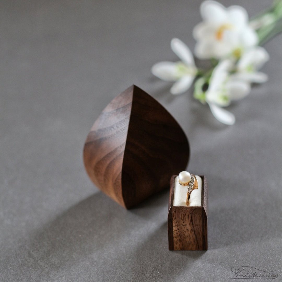 Wooden proposal ring box, flower bud or water drop shape engagement box - 戒指 - 木头 