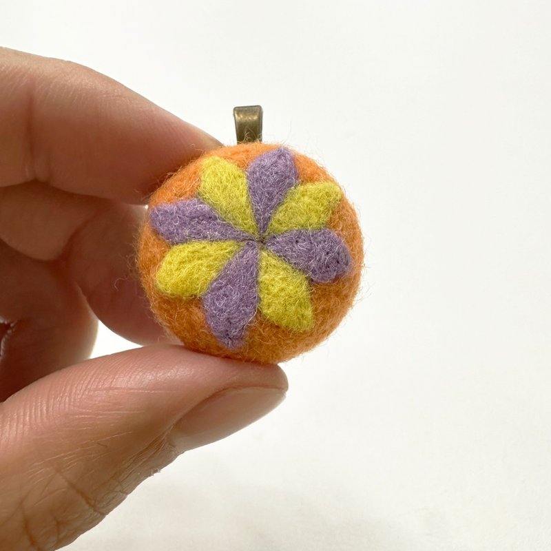 台湾花砖 - 羊毛毡项链坠子 - 项链 - 羊毛 橘色