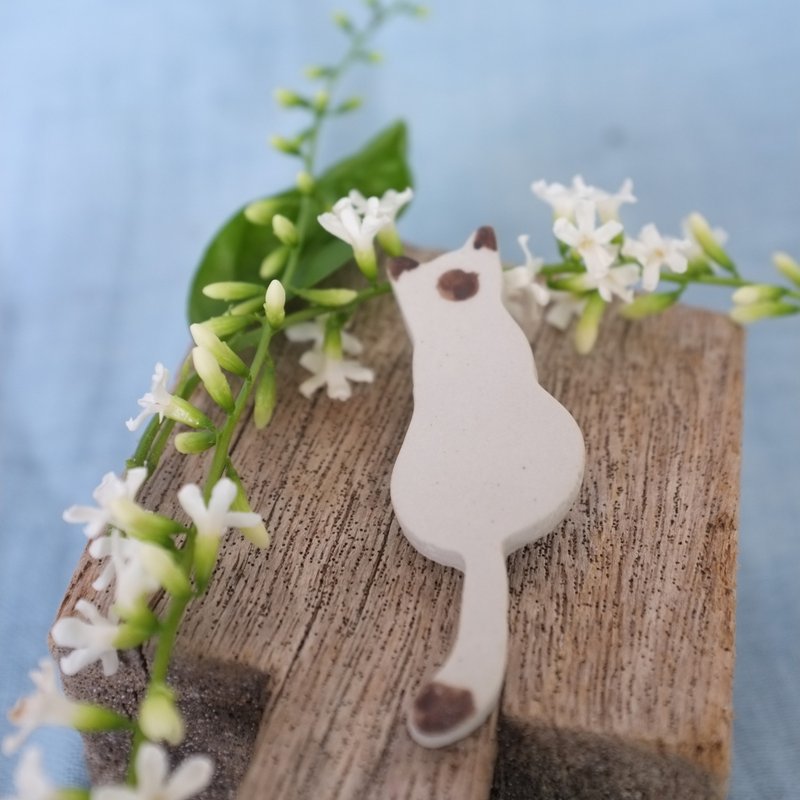 Siamese cat sit / ceramic brooch / handmade  - 胸针 - 陶 白色