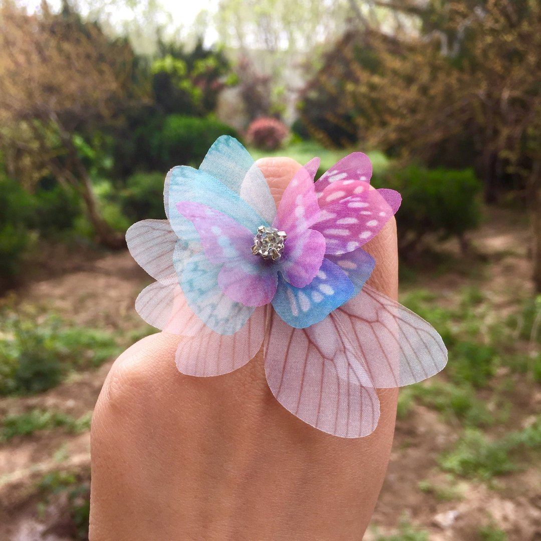 ❤️【可调节戒指！可改发夹！】❤️爱丽丝梦幻仙境系列--梦幻真丝蝴蝶戒指❤️水钻戒指薄纱蝴蝶戒指翅膀戒指原创手工戒指粉色戒指绿色戒指渐变色戒指创意戒指创意礼物生日礼物交换礼物情人节礼物 - 戒指 - 植物．花 多色