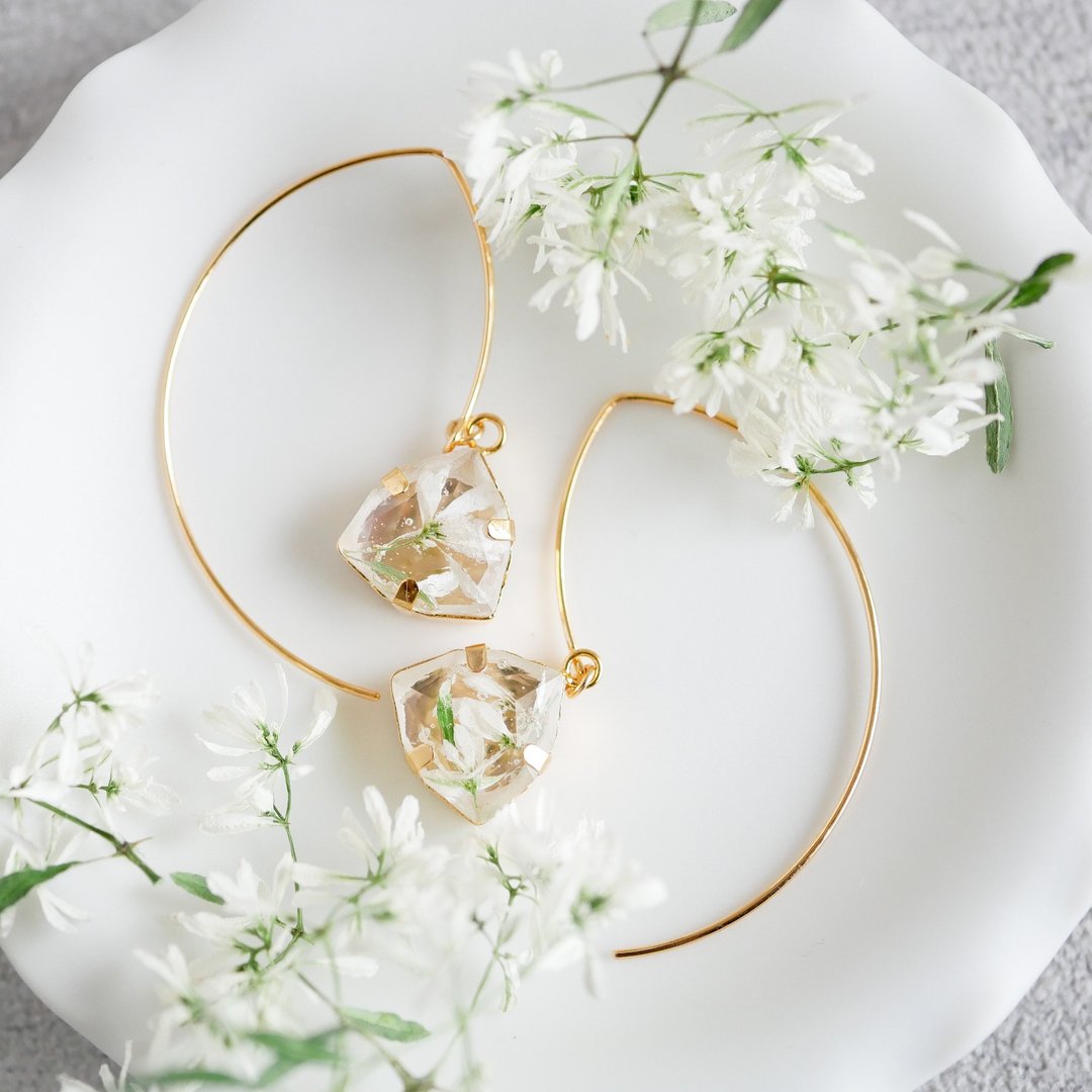 Euphorbia diamond-frost hook earrings - 耳环/耳夹 - 树脂 白色
