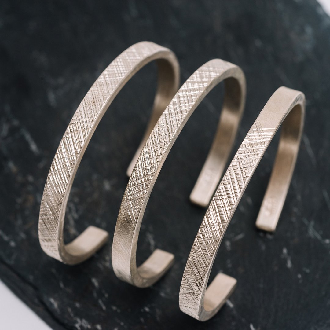 Open bangle with etched and chiseled texture (B0078) - 手链/手环 - 银 银色