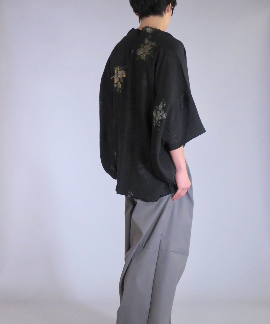 【日本制造】 柔软丝绸黑色羽衣、植物图案、男女皆宜的羽衣 - 女装休闲/机能外套 - 丝．绢 黑色