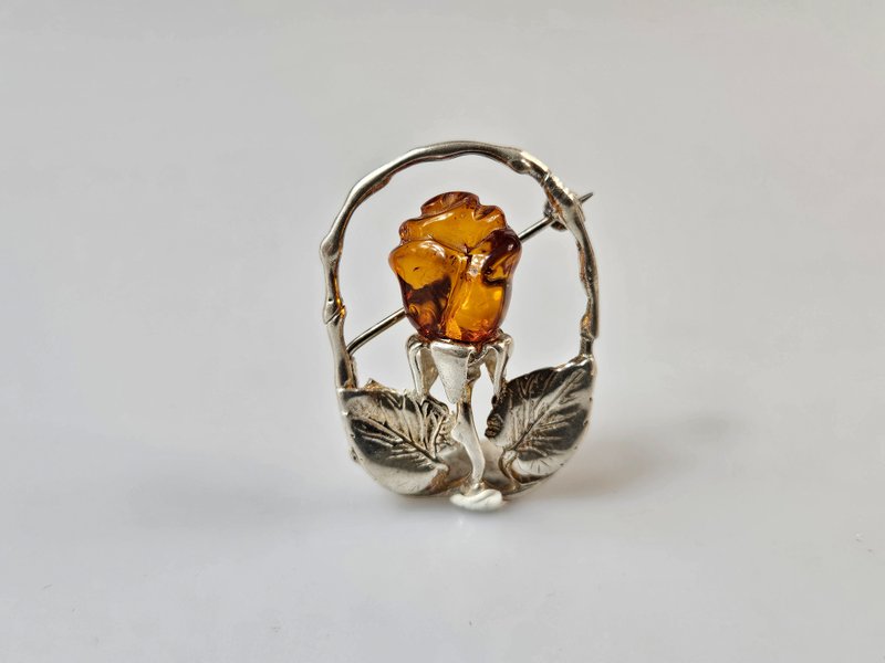 这款手工胸针采用 925 纯银与棕色真琥珀石精心打造 - 胸针 - 纯银 咖啡色