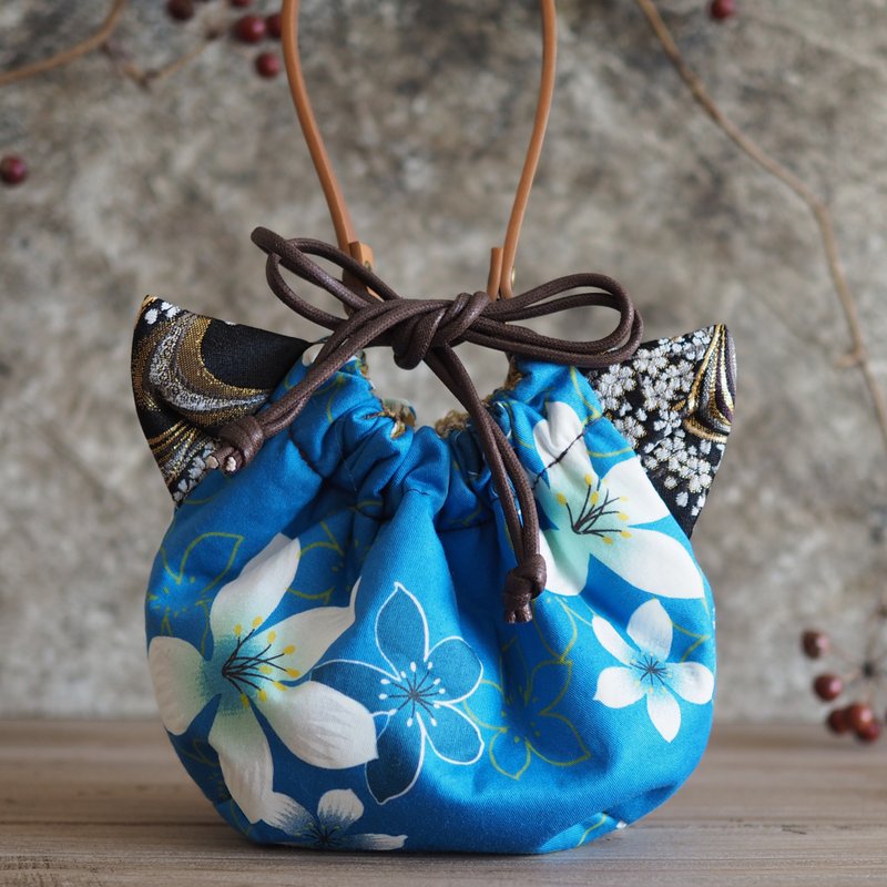 Cat-shaped Taiwanese flower lover pattern x silk fabric regular drawstring pouch (one piece work) - 化妆包/杂物包 - 棉．麻 蓝色