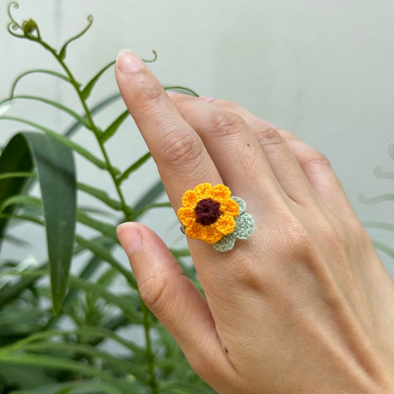 可調式戒指 SUNFLOWER & Leaf Crochet Ring - 戒指 - 贵金属 黄色