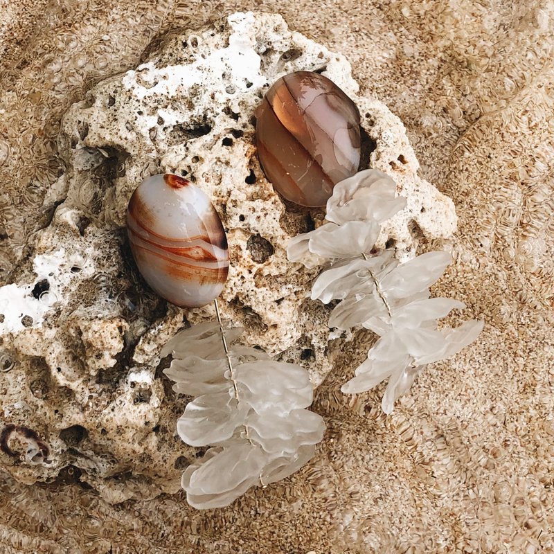 (已绝版) Blooming Tides 大穗生浪花耳饰 - 缟玛瑙与雾白花瓣 - 耳环/耳夹 - 半宝石 白色