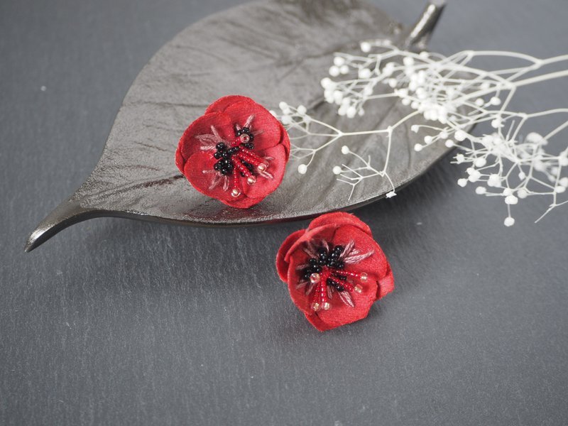 Poppy flower lover red beads embroidery embroidery earrings Clip-On - 耳环/耳夹 - 其他材质 红色