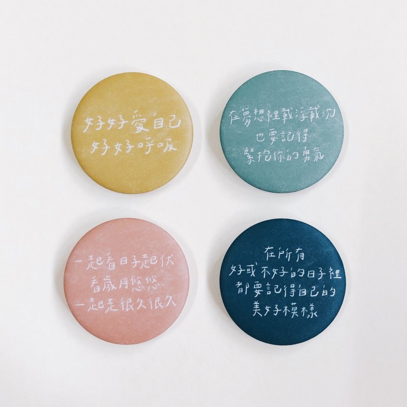 想说什么都帮你写 / 定制化文字胸章 / 手写字 - 徽章/别针 - 塑料 多色