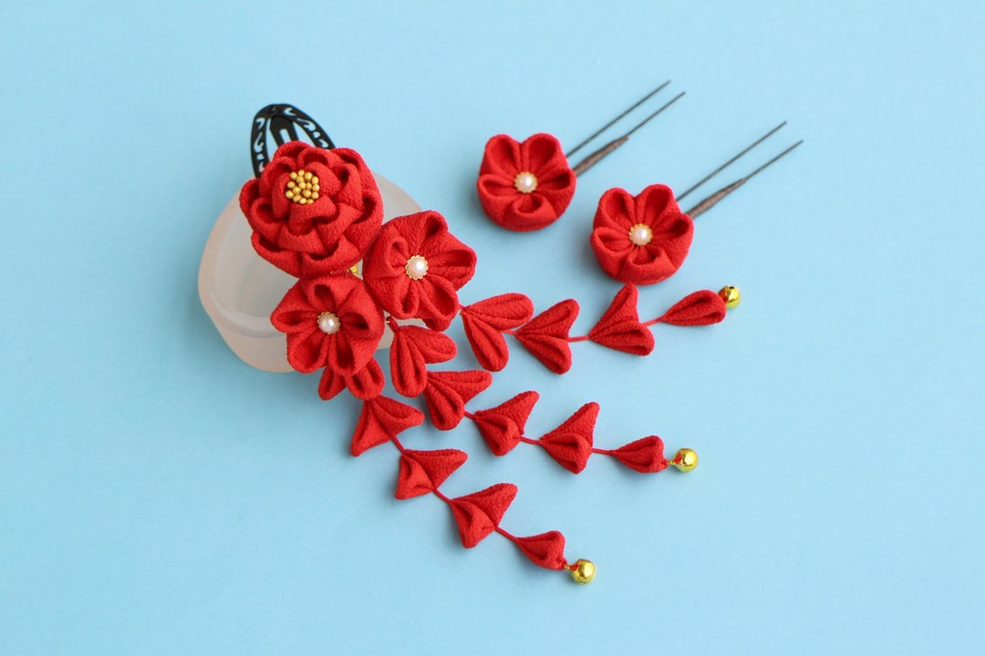 正绢 椿花发饰 红色 附U型发夹2朵 / 捏捏细工 发簪 和风 浴衣 和服 七五三 毕业礼 袴 雏祭 女儿节 新年 - 发饰 - 丝．绢 红色