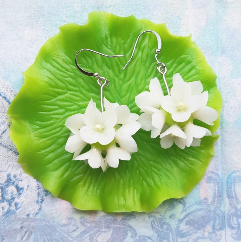 浪漫白色扁形花球耳勾耳环 - 耳环/耳夹 - 粘土 白色