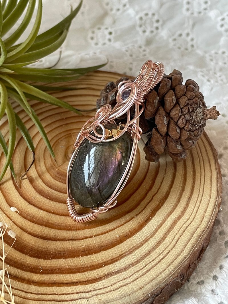 珍饰 － 紫光拉长石金属绕线吊坠 - 项链 - 水晶 