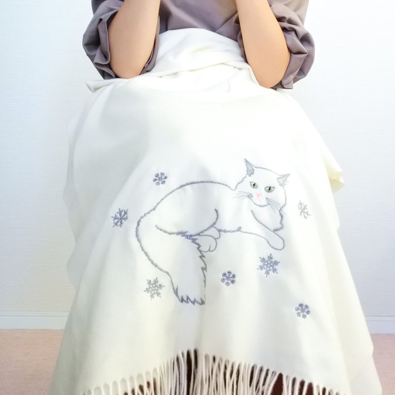 White cat stole with white embroidery/muffler/throw - 围巾/披肩 - 压克力 白色