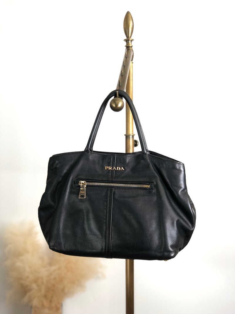【VintageShop solo 日本直送中古包专卖店】PRADA 经典手提包 黑色 压印 Logo 皮革 前置口袋 复古 vintage 绝版 gkw2r3 - 手提包/手提袋 - 真皮 黑色