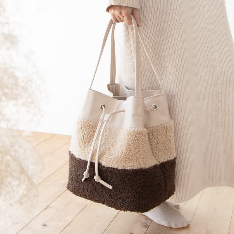 冬新品 束口水桶型托特 驼棕色系拼接 PUx羊羔绒 轻便随性大容量 - 束口袋双肩包 - 人造皮革 咖啡色