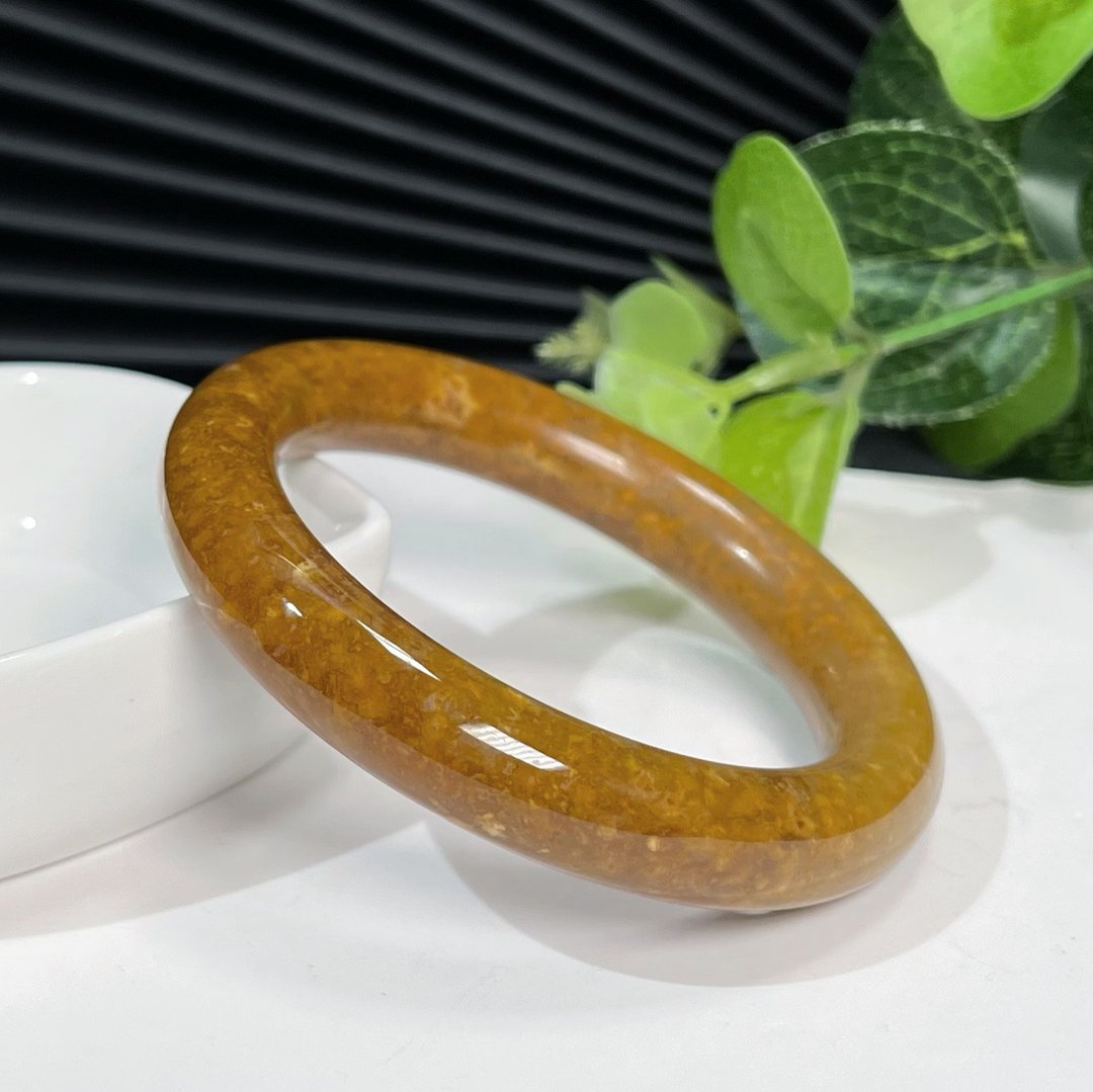 天然蜜糖色玛瑙手镯51MM 镯体飘桂花圆条手环 上手甜美秀气 - 手链/手环 - 半宝石 