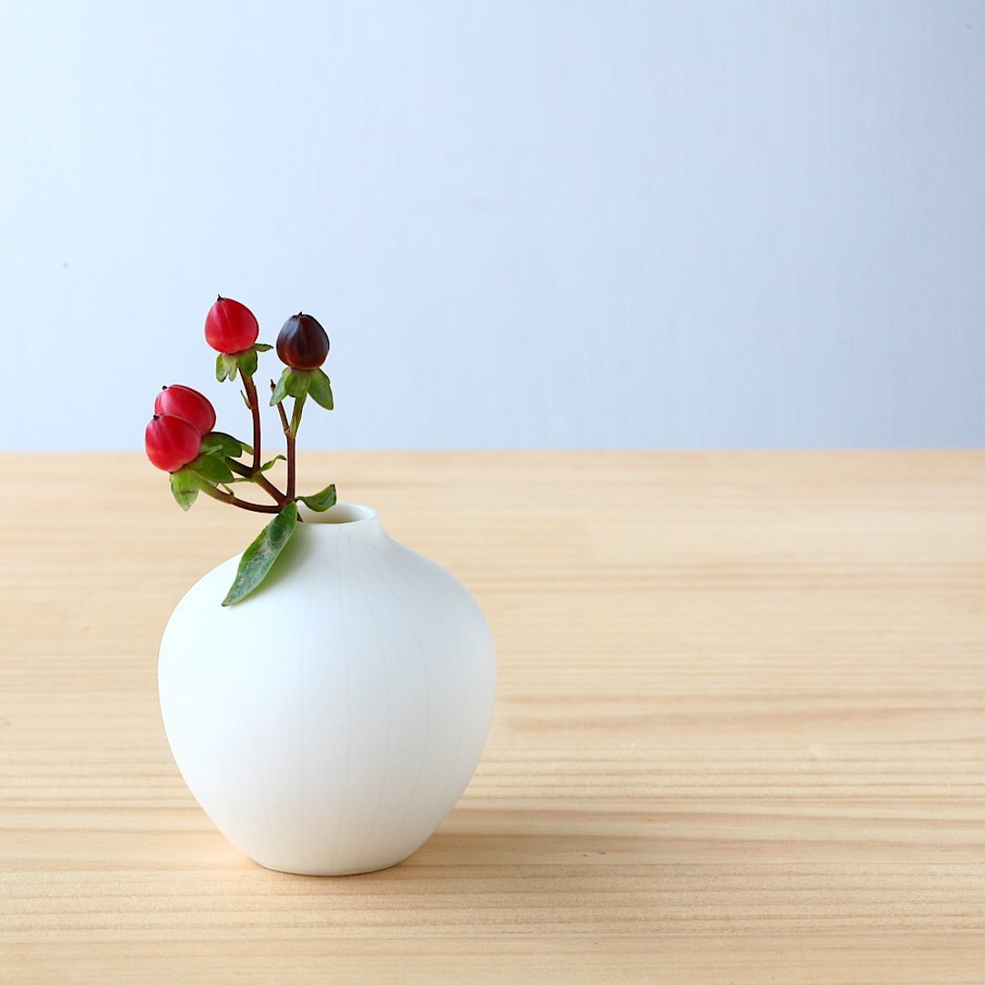 Small white pottery flower vase - 花瓶/陶器 - 瓷 白色