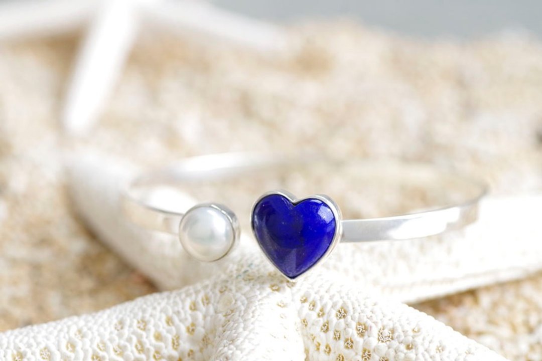 Heart lapis lazuli and freshwater pearl Silver bangle - 手链/手环 - 石头 蓝色