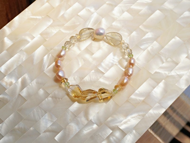 [黄钻] 黄水晶、橄榄石、淡水珍珠。一款美丽的天然石设计手链，散发出高贵的能量。 - 手链/手环 - 半宝石 黄色