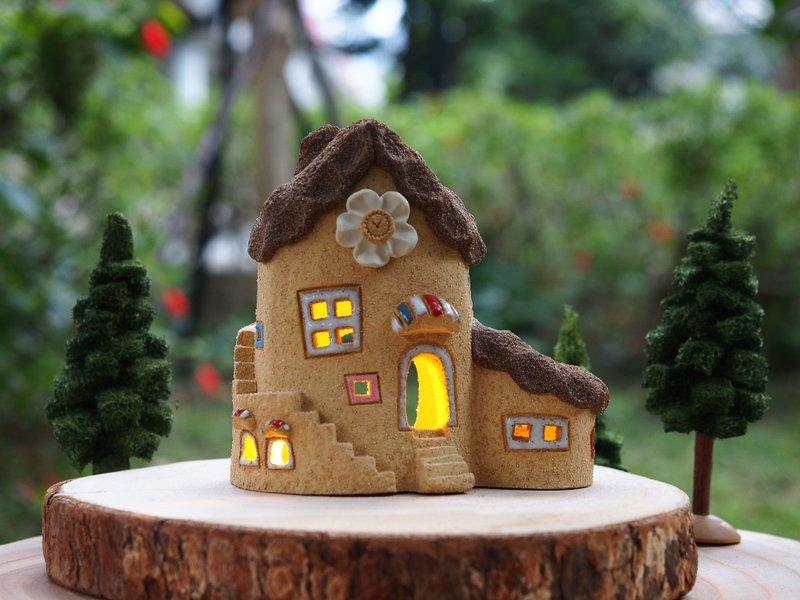 【灯屋 Lighted House】陶手作-花园小屋(不含木头配件跟手工树) - 灯具/灯饰 - 陶 红色