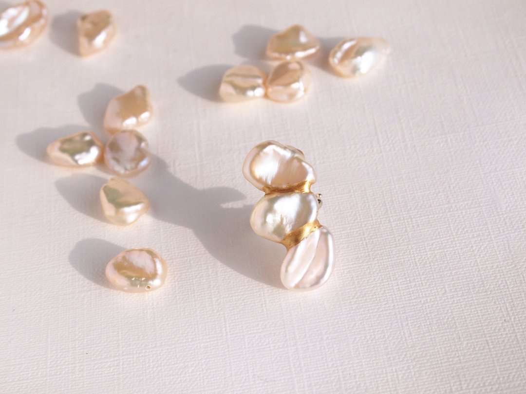 Ear cuff Cherry pearl ear cuff Freshwater keshi pearl, kintsugi, for one ear - 耳环/耳夹 - 宝石 粉红色