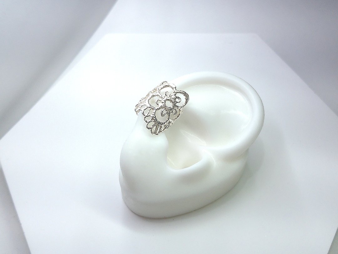 S Lee 蕾丝创作系列-五瓣花-点点/耳骨夹/ear cuff (925银 ) - 耳环/耳夹 - 纯银 