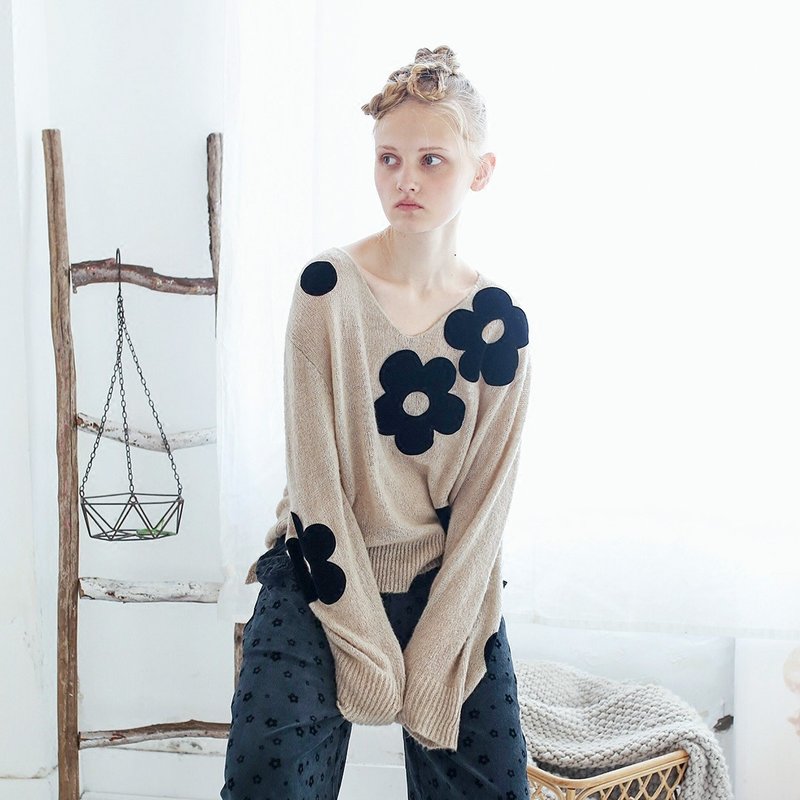 甜心小花安哥拉山羊毛衣 - imakokoni - 女装针织衫/毛衣 - 羊毛 卡其色