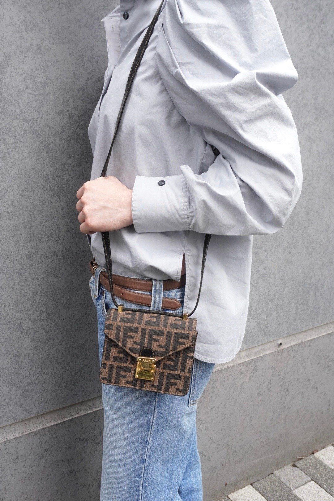 【日本直送 名牌中古包】FENDI 芬迪 经典 FF Logo 压纹 帆布 翻盖斜背包 焦糖棕色 Lock Canvas vintage 复古 老品 mbiimu - 侧背包/斜挎包 - 棉 咖啡色