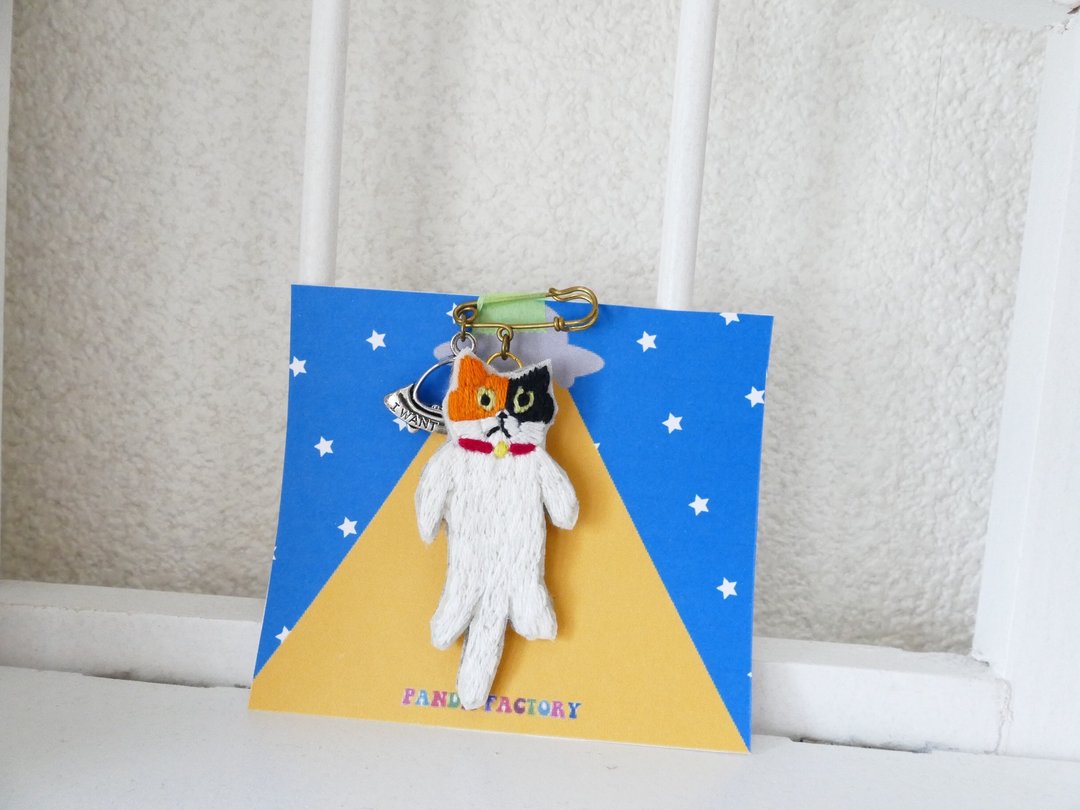Embroidery brooch Calico cat and UFO - 胸针 - 棉 黑色