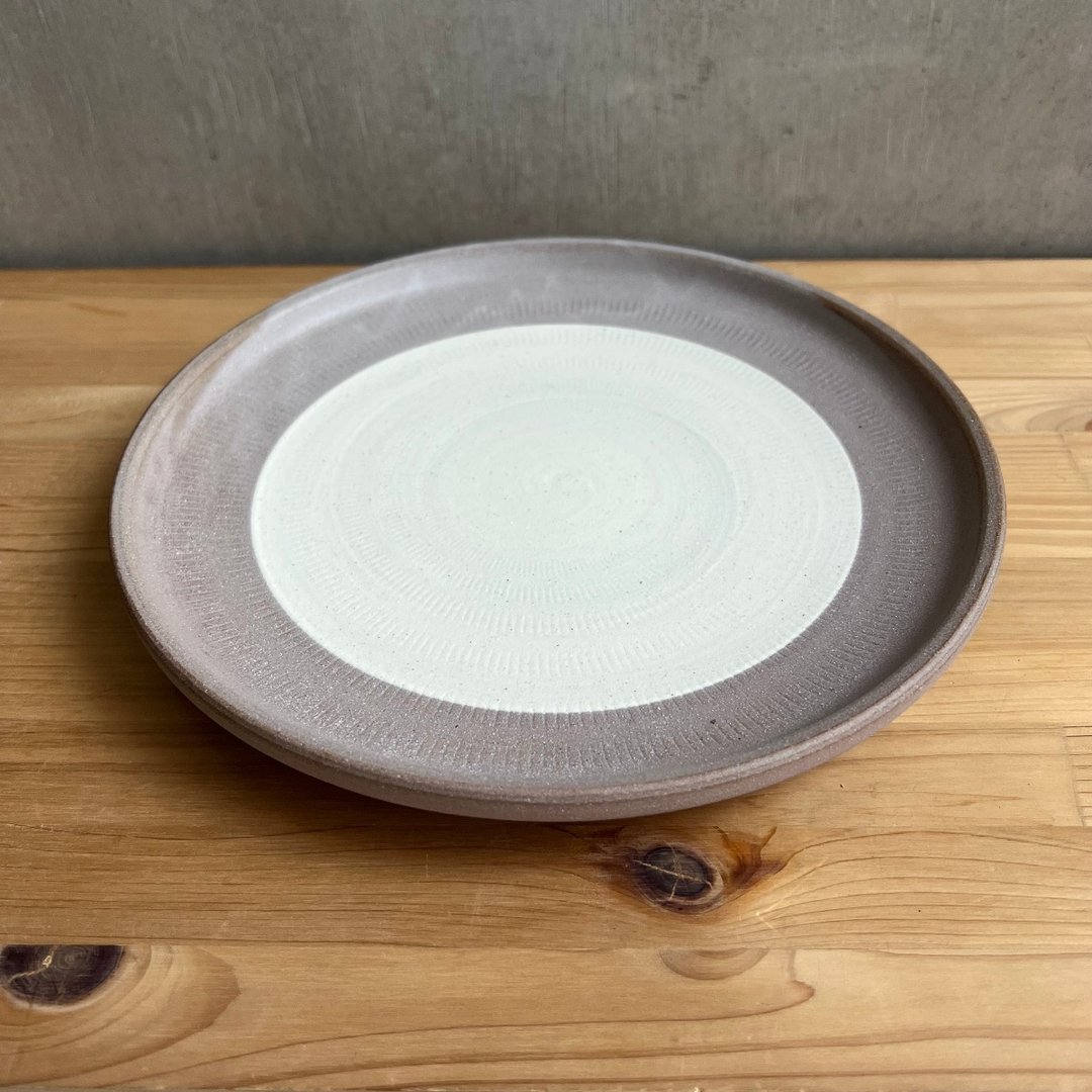 小石原烧 翁明窑元 飞刨 边立盘 22.0cm 哑光双色 和风现代风 单 - 盘子/餐盘/盘架 - 陶 灰色