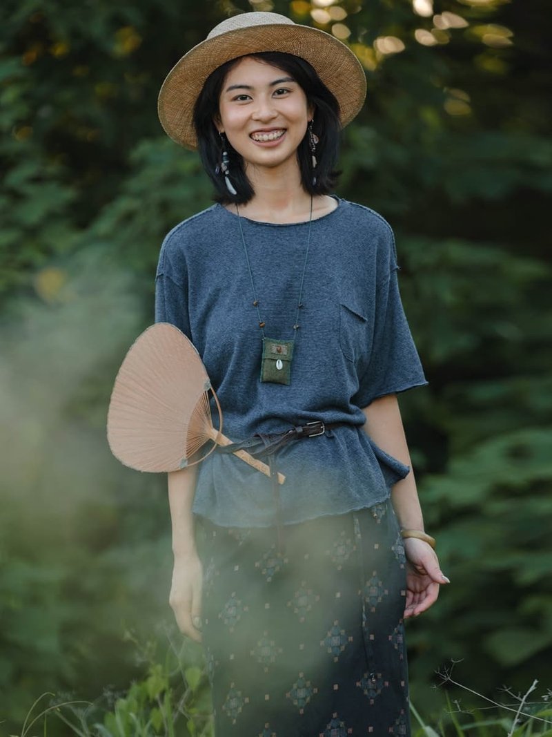 深海藍 天絲漢麻毛邊上衣 寬松小口袋藍色細條短袖T恤 - 女装 T 恤 - 棉．麻 蓝色