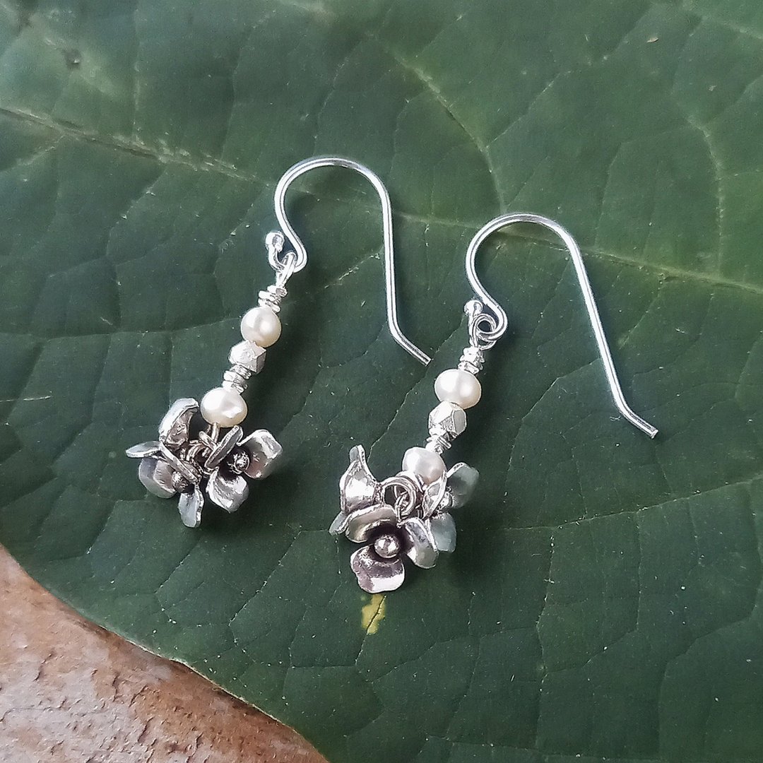 Earrings│3 Silver flowers and freshwater pearls, Karen Silver small beads / pierced Clip-On/ Chiang Mai, Thailand - 耳环/耳夹 - 银 银色