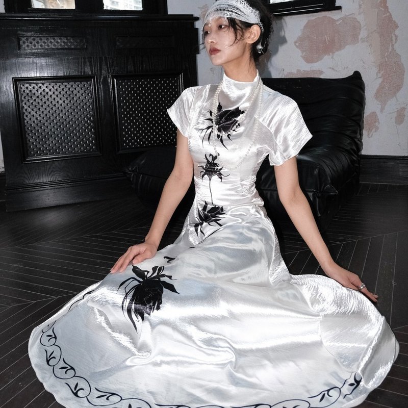 【昙花印花緞面】國風蕩領改良旗袍 - 旗袍 - 聚酯纤维 银色