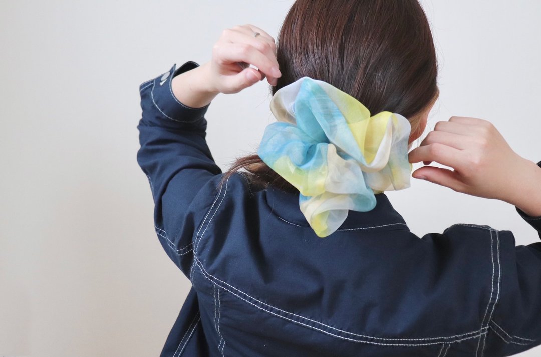 Random paint scrunchie blue x yellow. Asahi art style original textile. big scru - 发饰 - 橡胶 蓝色