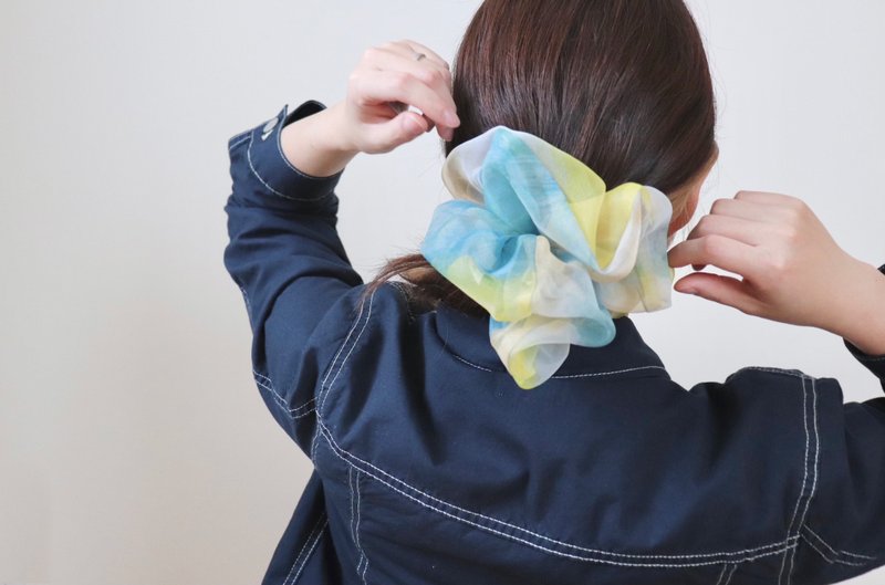 Random paint scrunchie blue x yellow. Asahi art style original textile. big scru - 发饰 - 橡胶 蓝色