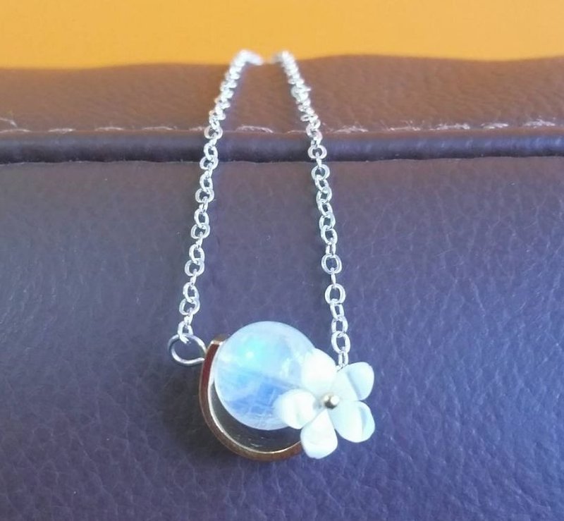 10mm的月亮石配以贝母樱花 纯银锁骨项链 - 项链 - 宝石 蓝色