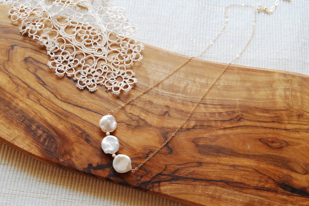 A slightly long necklace with 3 round keshi pearls 14kgf - 长链 - 珍珠 白色