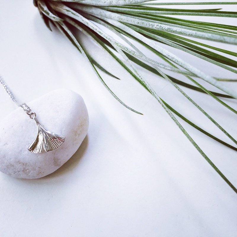 925纯银 / 一叶知秋 银杏叶项链 - 项链 - 其他金属 银色