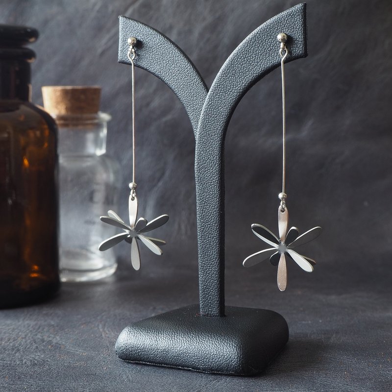 Long Marigold flower stainless steel earrings - 耳环/耳夹 - 不锈钢 银色