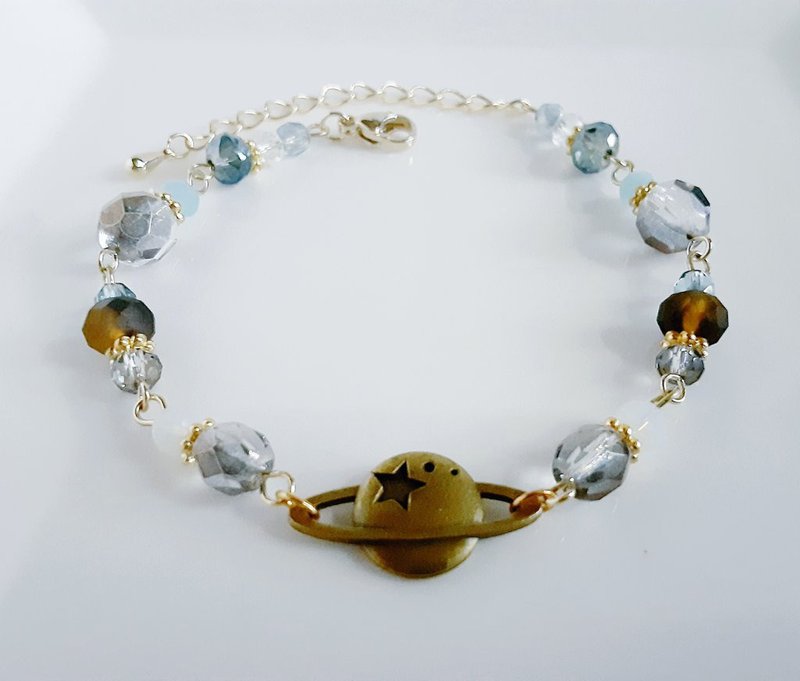 蓝灰手链，带有土星吊饰和玻璃珠，捷克珠，礼物，太空图案，可调节尺寸，时尚，柔和的颜色 - 手链/手环 - 玻璃 灰色