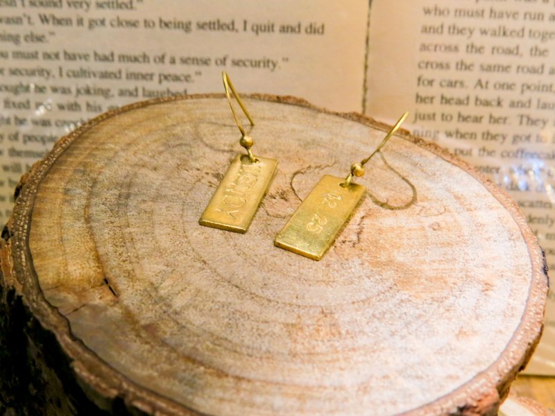 Wing Wing 手做饰品 黄铜吊牌定制化刻字耳环(长方形，3~5字) - 耳环/耳夹 - 其他金属 