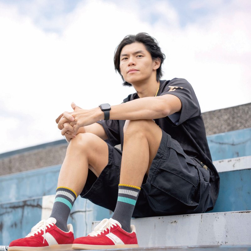 【潮 TAIWAN】粗线条运动袜 - 冷灰 - 中筒-L-除臭 - 袜子 - 棉．麻 