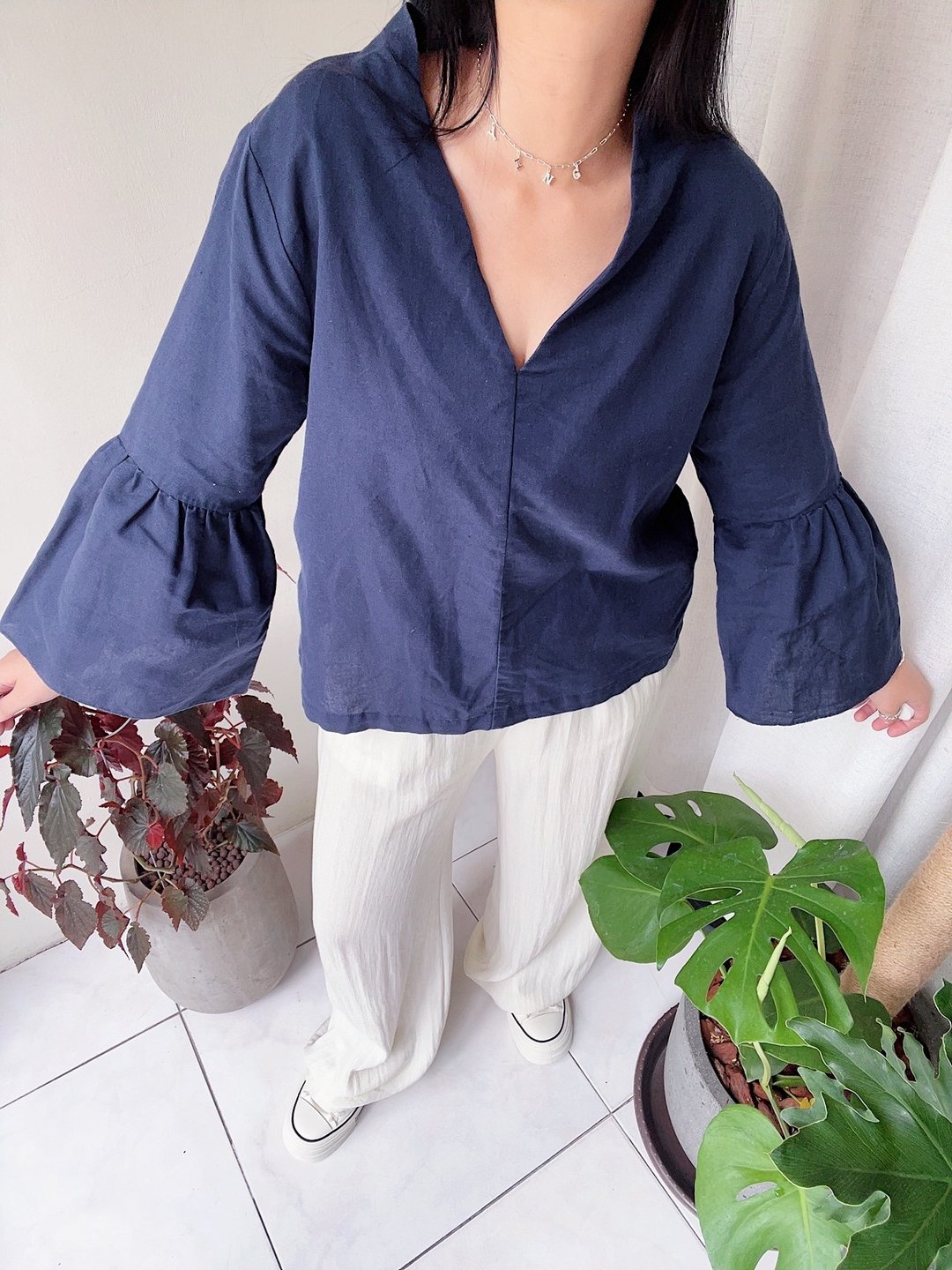 经典素面深蓝色 V领喇叭袖 薄料微挺棉麻上衣衬衫 - 女装上衣 - 棉．麻 蓝色