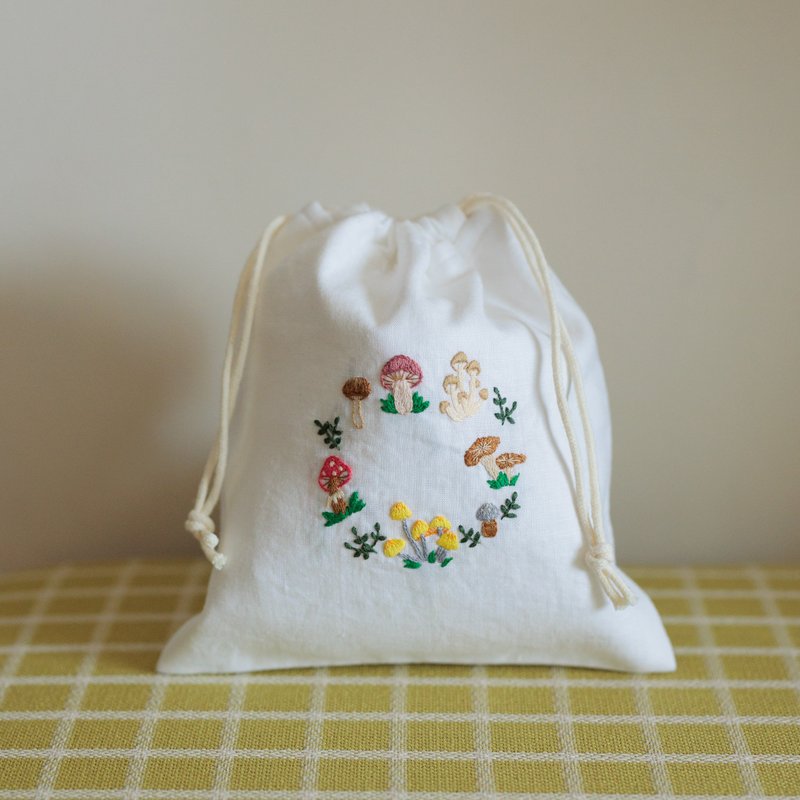 手工刺绣 蕈菇花圈 白色亚麻 双层束口袋 收纳袋 - 化妆包/杂物包 - 棉．麻 白色